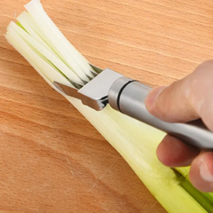 This versatile multi-slicer excels at slicing onions, tomatoes, cucumbers, and other produce with minimal effort.